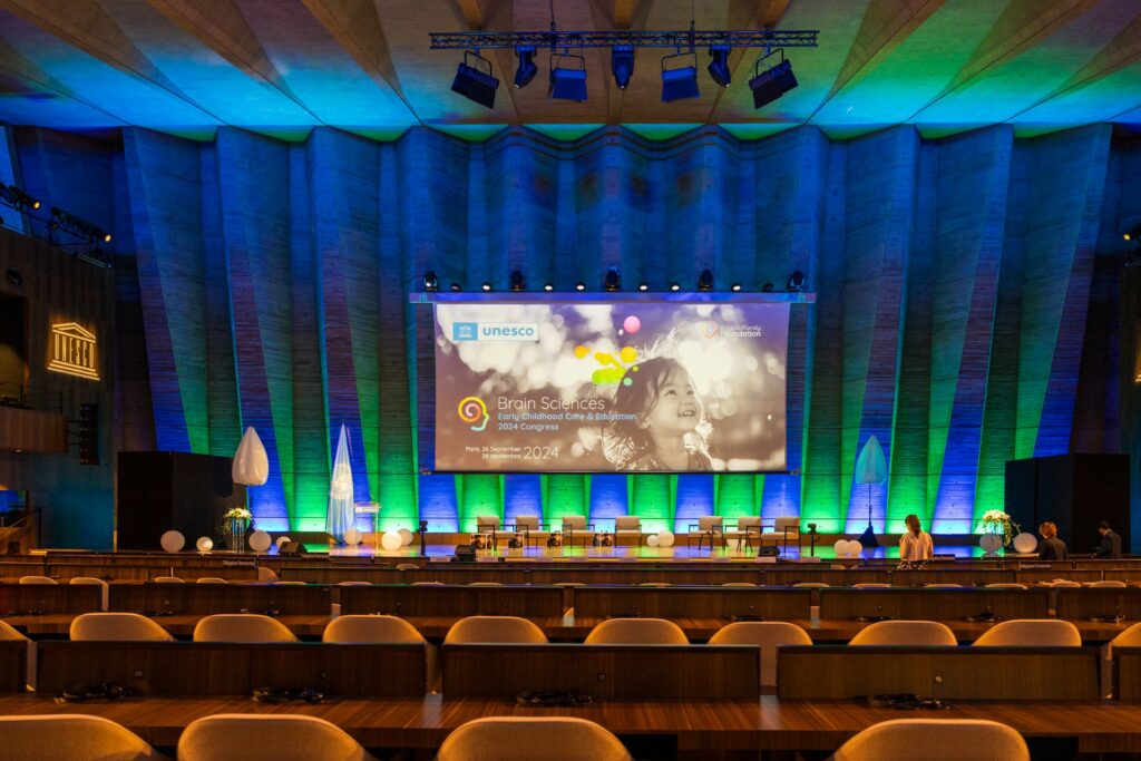 Salle de conférence avec présentation d'acceuil