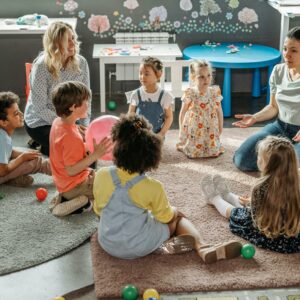 Deux professionnelles de petite enfance avec un petit groupe d'enfants