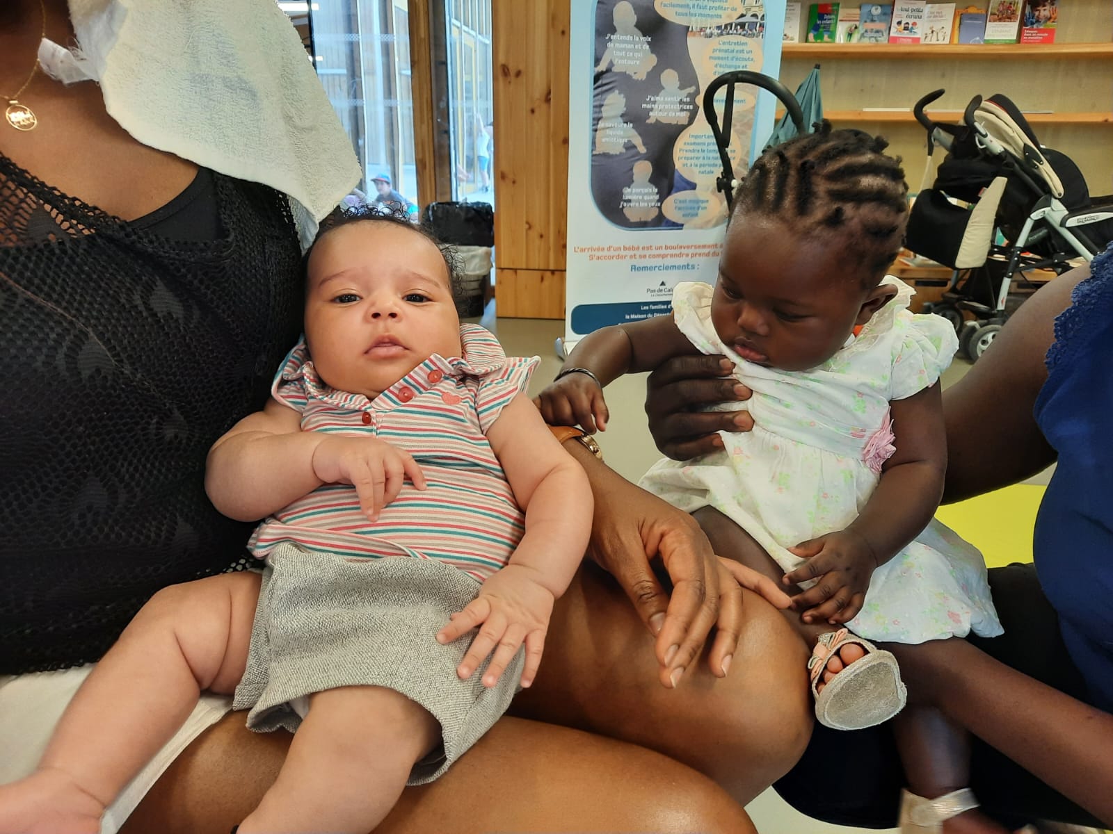 Deux mamans assises avec leurs bébés dans une maison des 1000 premiers jours