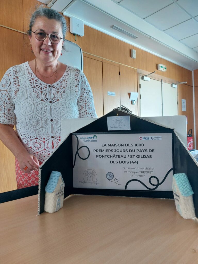 Véronique, facilitatrice d'une Maison des 1000 jours avec son kamishibai qui présente son projet 1000 jours.