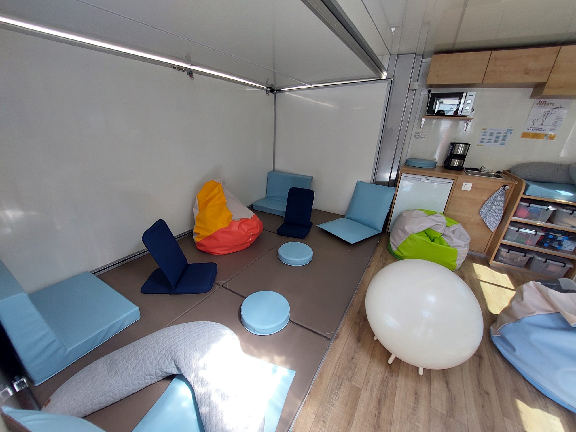 L'intérieur du bus 1000 jours itinérant