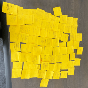 mur_postit_participation_jaunes