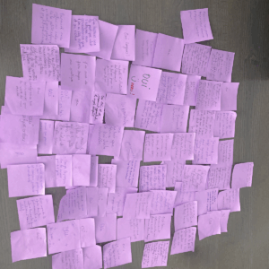 Post-it violets en forme de cœur contenant des messages de soutien et d’adhésion à un projet autour de la petite enfance.
