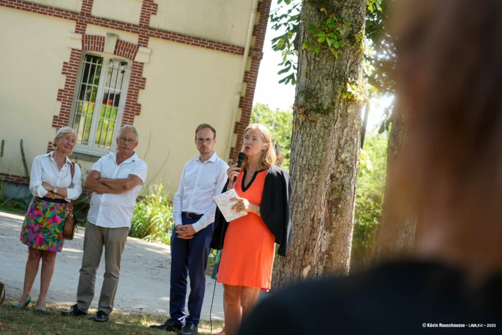 Nathalie Casso-Vicarini en train de prendre la parole devant la Maison des 1000 jours de Laval aux côtés du Maire Florian Bercault