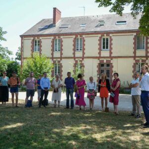 groupe de personnes devant la maison des 1000 jours de la ville de Laval pour son inauguration