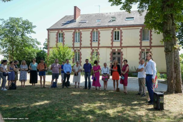 groupe de personnes devant la maison des 1000 jours de la ville de Laval pour son inauguration