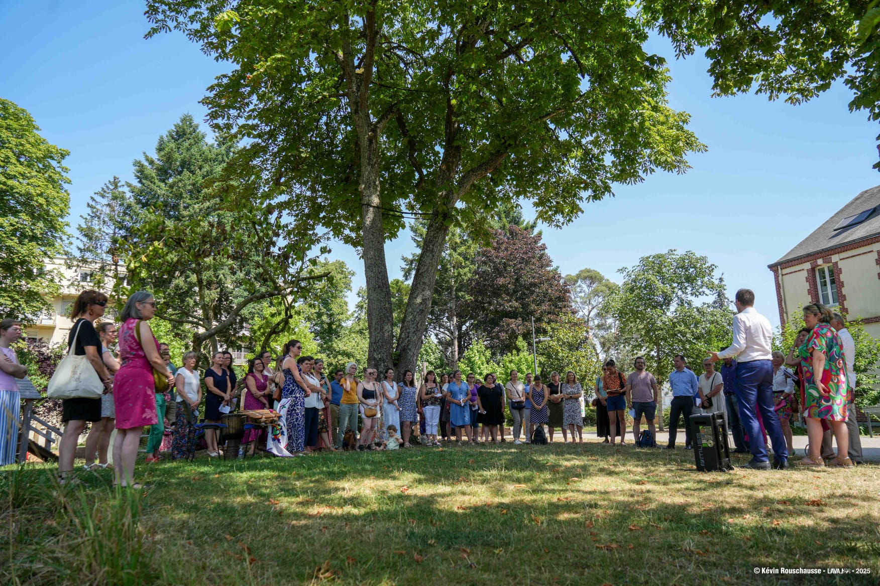 groupe de personnes, famille et professionnels petite enfance tous confondus devant la maison des 1000 jours de la ville de Laval pour son inauguration