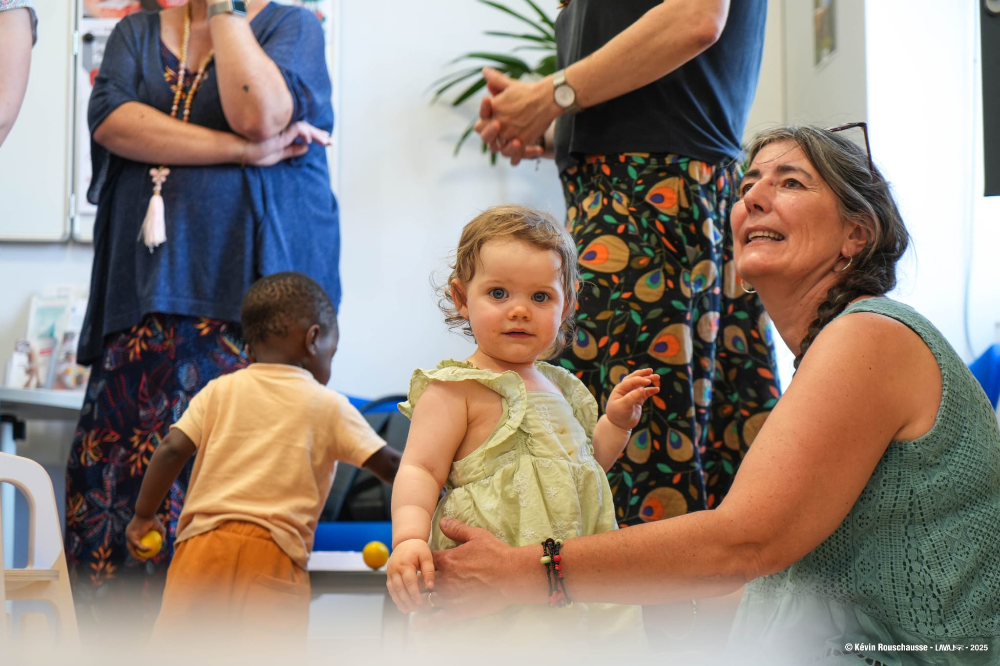 Bébé qui regard la caméra en face