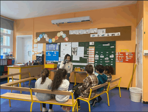 Une professeure dans une salle de classe en train de faire une en scène d'un atelier de Pilou et Filou®