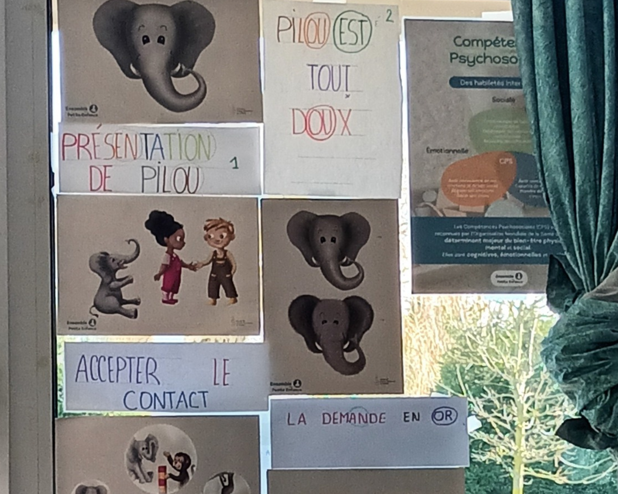 Affichage dans une école autour des CPS et Pilou et Filou