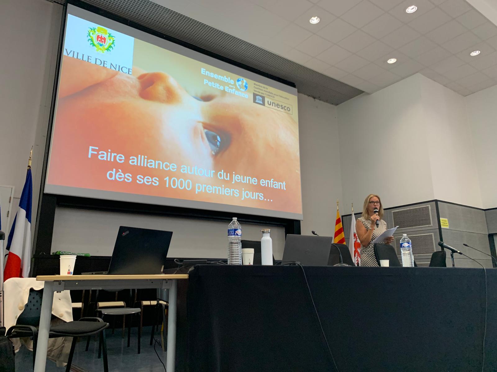 Photo de Nathalie en train d'introduire sa conférence de la journée pédagogique de Nice