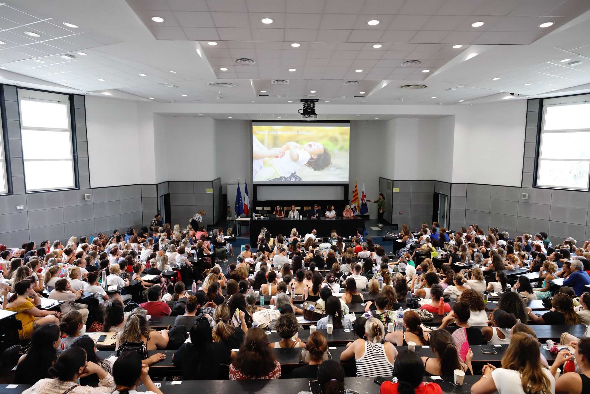 L'ensemble des professionnels réunis dans l'amphithéâtre