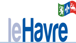 Ce logo a une écriture rapprochée bleu avec une nuance plus claire. Le blason flottant en haut à droite est vert, bleu et rouge.