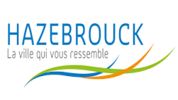 Ce logo est composé du nom de la ville, "Hazebrouck" en bleu, du sous-titre "La ville qui vous ressemble" et de traits fins vert, bleu et orange.
